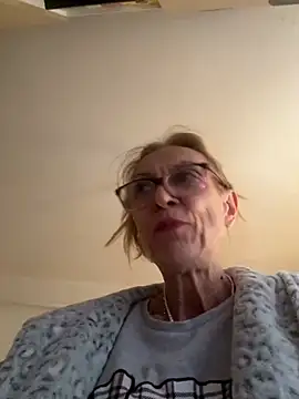 Snapshot of adella13 chatting on December 17, 2024, 8:01 am adella13 online show from December 17, 2024, 8:01 am