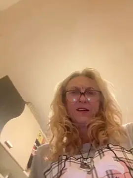 Snapshot of adella13 chatting on January 21, 2025, 5:20 pm adella13 online show from January 21, 2025, 5:20 pm