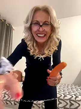 Snapshot of adella13 chatting on December 21, 2025, 8:05 pm adella13 online show from December 21, 2025, 8:05 pm