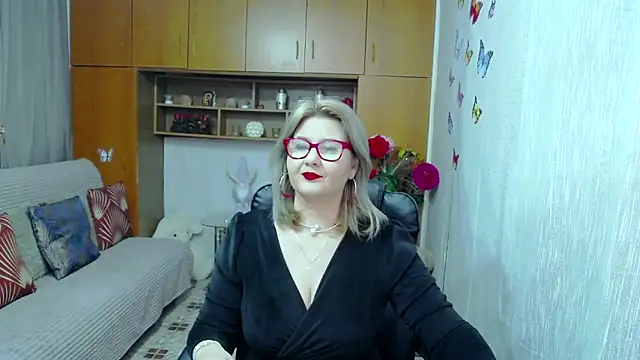 LucilleFenlys online show from October 20, 2025, 9:15 pm