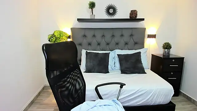 isabella florez online show from March 21, 2025, 3:02 pm