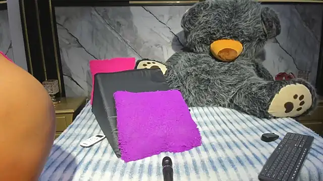 Snapshot of Niyirey1 chatting on November 13, 2025, 12:37 pm Niyirey1 online show from November 13, 2025, 12:37 pm