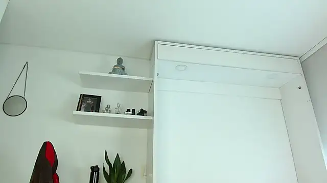 Snapshot of Robyn_Miller chatting on September 18, 2025, 1:35 pm Robyn Miller online show from September 18, 2025, 1:35 pm