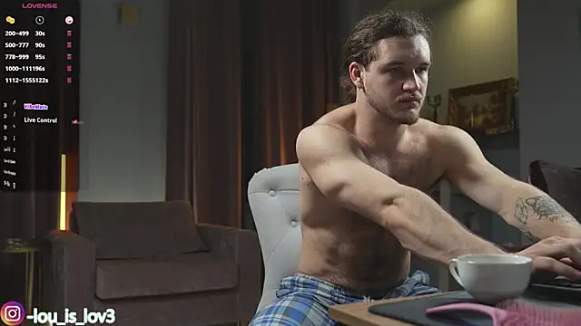 Snapshot of Louis_Karlos chatting on October 30, 2025, 4:14 am Louis Karlos online show from October 30, 2025, 4:14 am