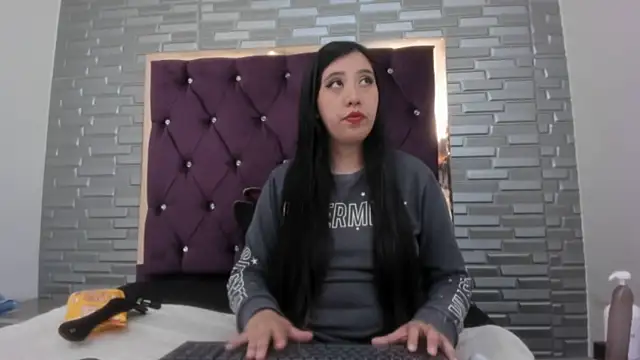 Snapshot of AntoneellaF chatting on March 17, 2025, 11:00 pm AntoneellaF online show from March 17, 2025, 11:00 pm