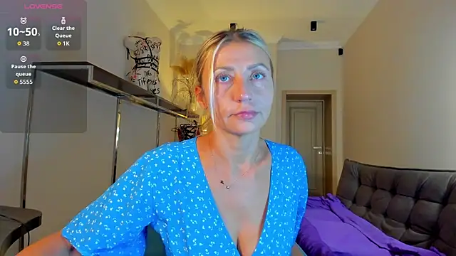 Snapshot of ZoeGrant chatting on September 15, 2025, 7:47 pm ZoeGrant online show from September 15, 2025, 7:47 pm