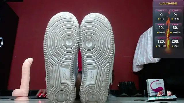 Snapshot of TomLover_12 chatting on February 6, 2025, 11:37 pm TomLover 12 online show from February 6, 2025, 11:37 pm