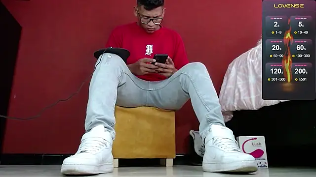 Snapshot of TomLover_12 chatting on February 7, 2025, 7:17 pm TomLover 12 online show from February 7, 2025, 7:17 pm