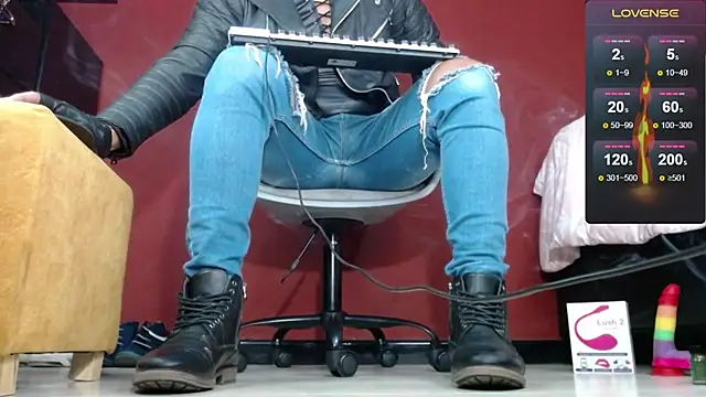 Snapshot of TomLover_12 chatting on February 11, 2025, 12:05 pm TomLover 12 online show from February 11, 2025, 12:05 pm