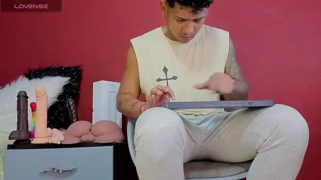 Snapshot of TomLover_12 chatting on October 22, 2025, 10:42 pm TomLover 12 online show from October 22, 2025, 10:42 pm