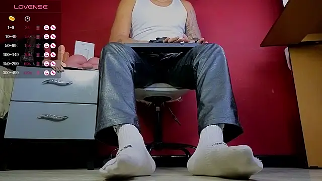 Snapshot of TomLover_12 chatting on December 1, 2025, 12:48 am TomLover 12 online show from December 1, 2025, 12:48 am