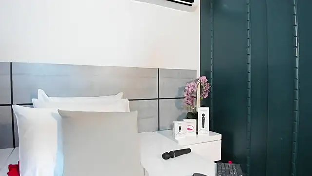 EmmaSmith2 online show from December 20, 2025, 2:40 am