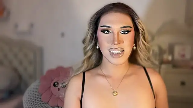 Snapshot of Ts_glamxxxx chatting on October 28, 2025, 2:04 am Ts glamxxxx online show from October 28, 2025, 2:04 am