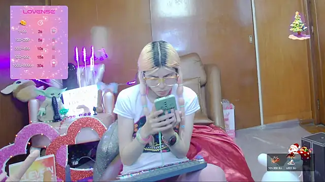 Snapshot of Skinygirl chatting on March 18, 2025, 12:38 am Skinygirl online show from March 18, 2025, 12:38 am