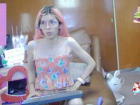 Snapshot of Skinygirl chatting on October 18, 2025, 12:35 am Skinygirl online show from October 18, 2025, 12:35 am