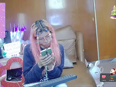 Snapshot of Skinygirl chatting on October 19, 2025, 2:01 am Skinygirl online show from October 19, 2025, 2:01 am