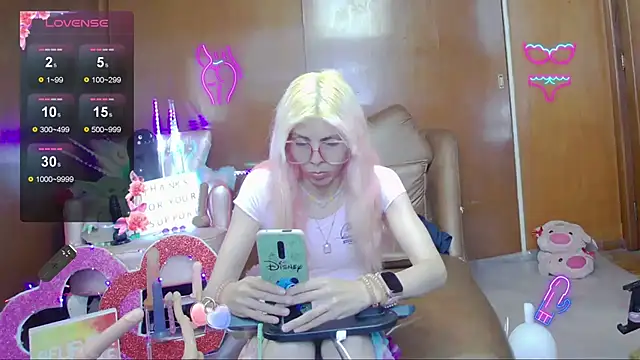 Snapshot of Skinygirl chatting on November 10, 2025, 10:42 pm Skinygirl online show from November 10, 2025, 10:42 pm