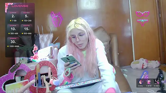 Snapshot of Skinygirl chatting on November 15, 2025, 11:21 pm Skinygirl online show from November 15, 2025, 11:21 pm