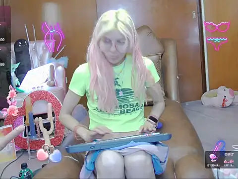 Snapshot of Skinygirl chatting on November 17, 2025, 11:43 pm Skinygirl online show from November 17, 2025, 11:43 pm