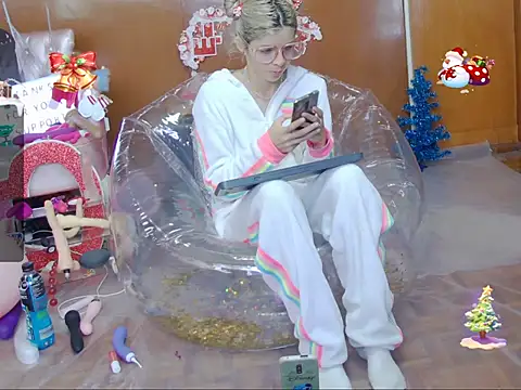 Snapshot of Skinygirl chatting on December 14, 2025, 5:18 pm Skinygirl online show from December 14, 2025, 5:18 pm