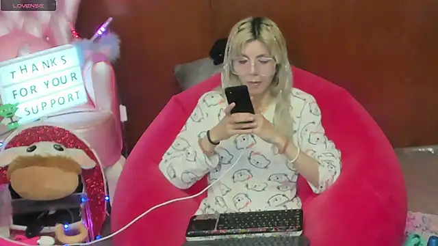 Snapshot of Skinygirl chatting on June 20, 2026, 10:34 pm Skinygirl online show from June 20, 2026, 10:34 pm