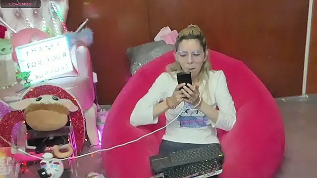 Snapshot of Skinygirl chatting on June 26, 2026, 11:53 pm Skinygirl online show from June 26, 2026, 11:53 pm