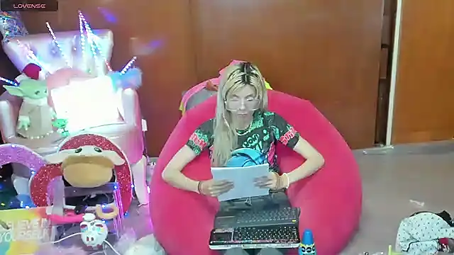 Snapshot of Skinygirl chatting on July 1, 2026, 12:34 am Skinygirl online show from July 1, 2026, 12:34 am