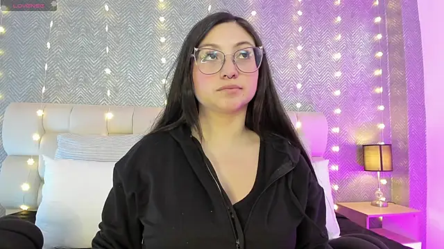 Snapshot of lucy_neil chatting on January 8, 2025, 7:03 pm lucy neil online show from January 8, 2025, 7:03 pm