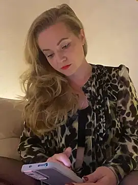 Snapshot of Lady__Maria chatting on December 11, 2024, 6:42 pm Lady Maria online show from December 11, 2024, 6:42 pm