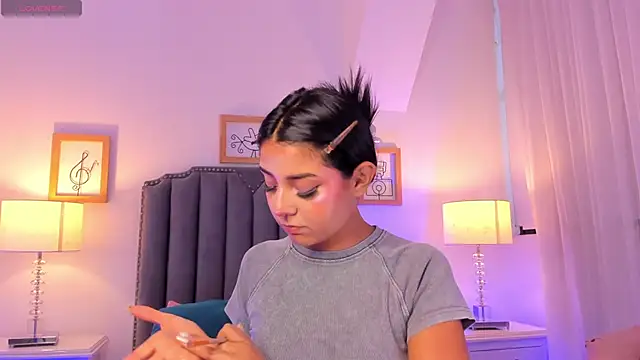 Emma Torres   online show from January 13, 2025, 12:13 pm