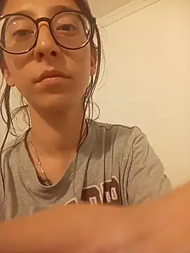 Snapshot of HEAVY_MEGAN chatting on December 4, 2024, 6:00 am HEAVY MEGAN online show from December 4, 2024, 6:00 am