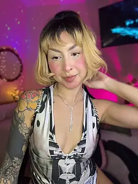 Cinamoonn online show from April 28, 2026, 6:13 pm