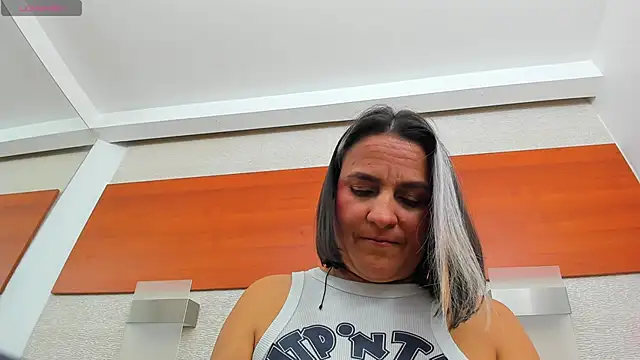 Snapshot of allice_green chatting on June 9, 2026, 1:50 am allice green online show from June 9, 2026, 1:50 am