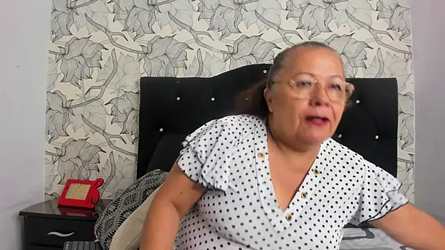 Keira Lennox online show from December 15, 2025, 11:47 am