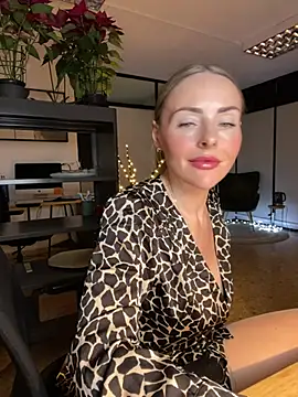 Snapshot of EmaSalis chatting on December 11, 2024, 10:14 am EmaSalis online show from December 11, 2024, 10:14 am