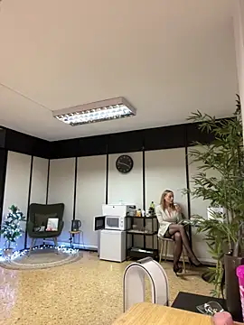 Snapshot of EmaSalis chatting on December 18, 2024, 2:49 pm EmaSalis online show from December 18, 2024, 2:49 pm