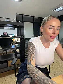 Snapshot of EmaSalis chatting on January 27, 2025, 11:22 am EmaSalis online show from January 27, 2025, 11:22 am