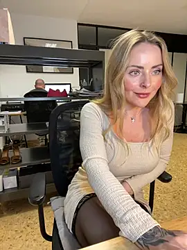 Snapshot of EmaSalis chatting on March 21, 2025, 12:39 pm EmaSalis online show from March 21, 2025, 12:39 pm