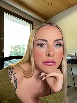 Snapshot of EmaSalis chatting on November 3, 2025, 11:00 am EmaSalis online show from November 3, 2025, 11:00 am