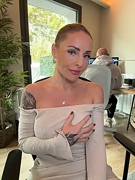 Snapshot of EmaSalis chatting on November 10, 2025, 11:09 am EmaSalis online show from November 10, 2025, 11:09 am