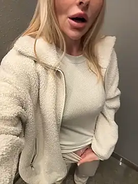 Snapshot of EmaSalis chatting on November 27, 2025, 8:16 am EmaSalis online show from November 27, 2025, 8:16 am