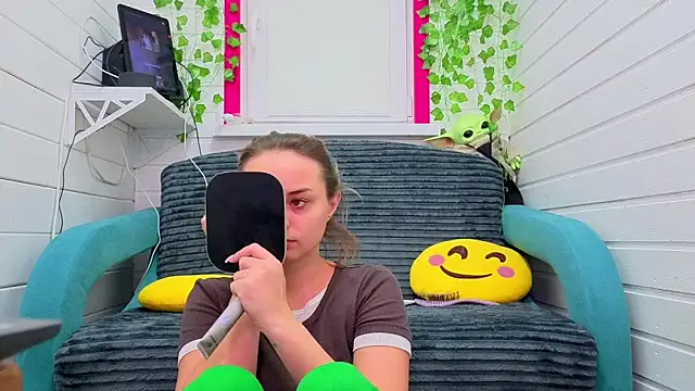 Misss Vikk online show from December 1, 2025, 7:35 am