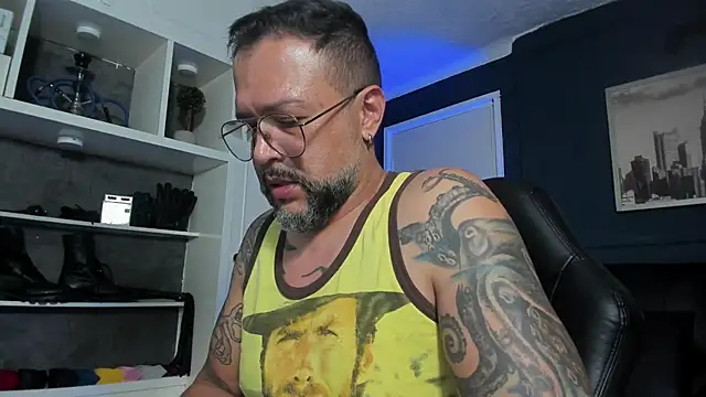 Snapshot of MrFrank_tattoo chatting on June 23, 2026, 1:14 am MrFrank tattoo online show from June 23, 2026, 1:14 am