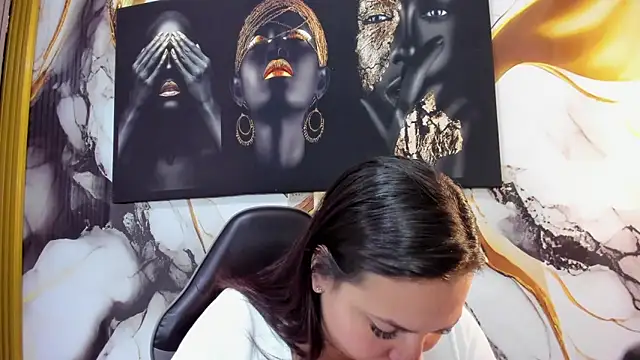 Snapshot of LizzRouse chatting on June 5, 2026, 9:31 pm LizzRouse online show from June 5, 2026, 9:31 pm