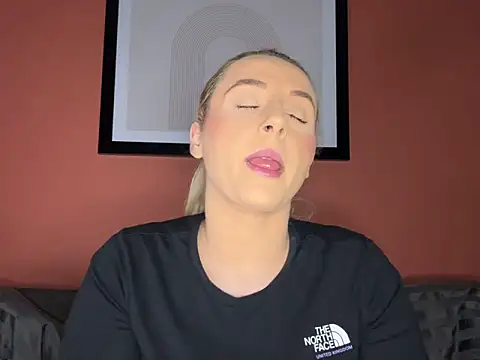 Snapshot of Strongqueen chatting on December 18, 2024, 5:31 pm Strongqueen online show from December 18, 2024, 5:31 pm