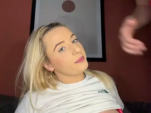 Snapshot of Strongqueen chatting on December 25, 2024, 12:27 am Strongqueen online show from December 25, 2024, 12:27 am