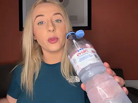 Snapshot of Strongqueen chatting on March 8, 2025, 12:22 am Strongqueen online show from March 8, 2025, 12:22 am