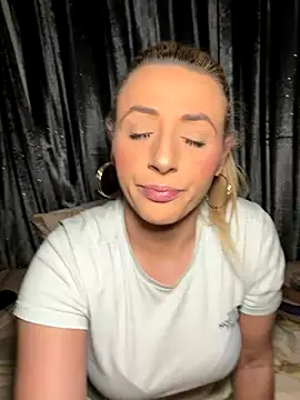 Snapshot of Strongqueen chatting on December 2, 2025, 8:26 pm Strongqueen online show from December 2, 2025, 8:26 pm