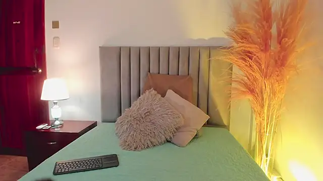 Snapshot of Amber__Davis chatting on December 31, 2024, 12:43 am Amber Davis online show from December 31, 2024, 12:43 am