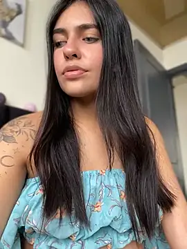 Snapshot of DaphneUwu chatting on February 15, 2025, 8:33 pm DaphneUwu online show from February 15, 2025, 8:33 pm